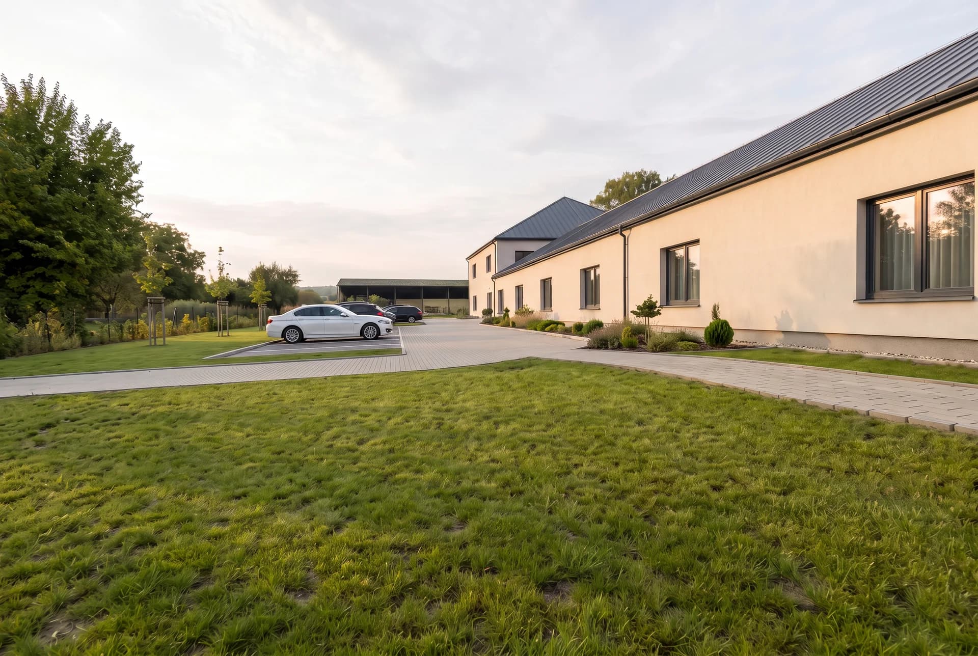 Námět fasády a zeleně — smyšlená vizualizace