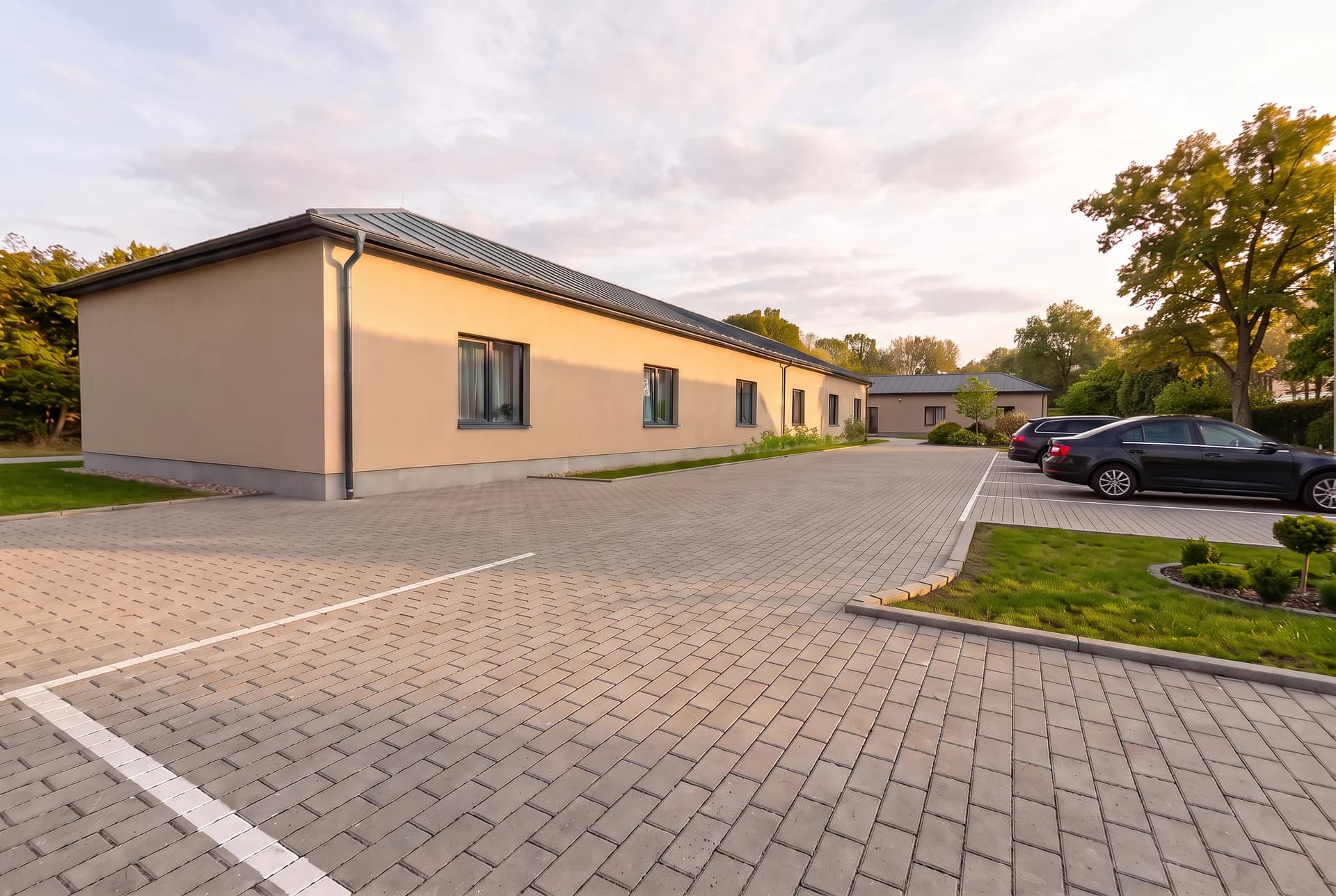 Námět parkování u přízemní budovy — smyšlená vizualizace
